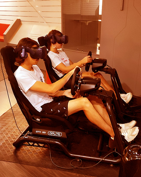 Session de racing en réalité virtuelle