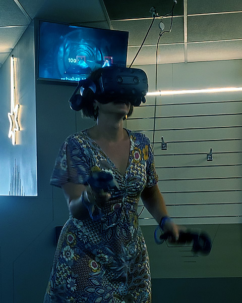 Joueuse de réalité virtuelle solo
